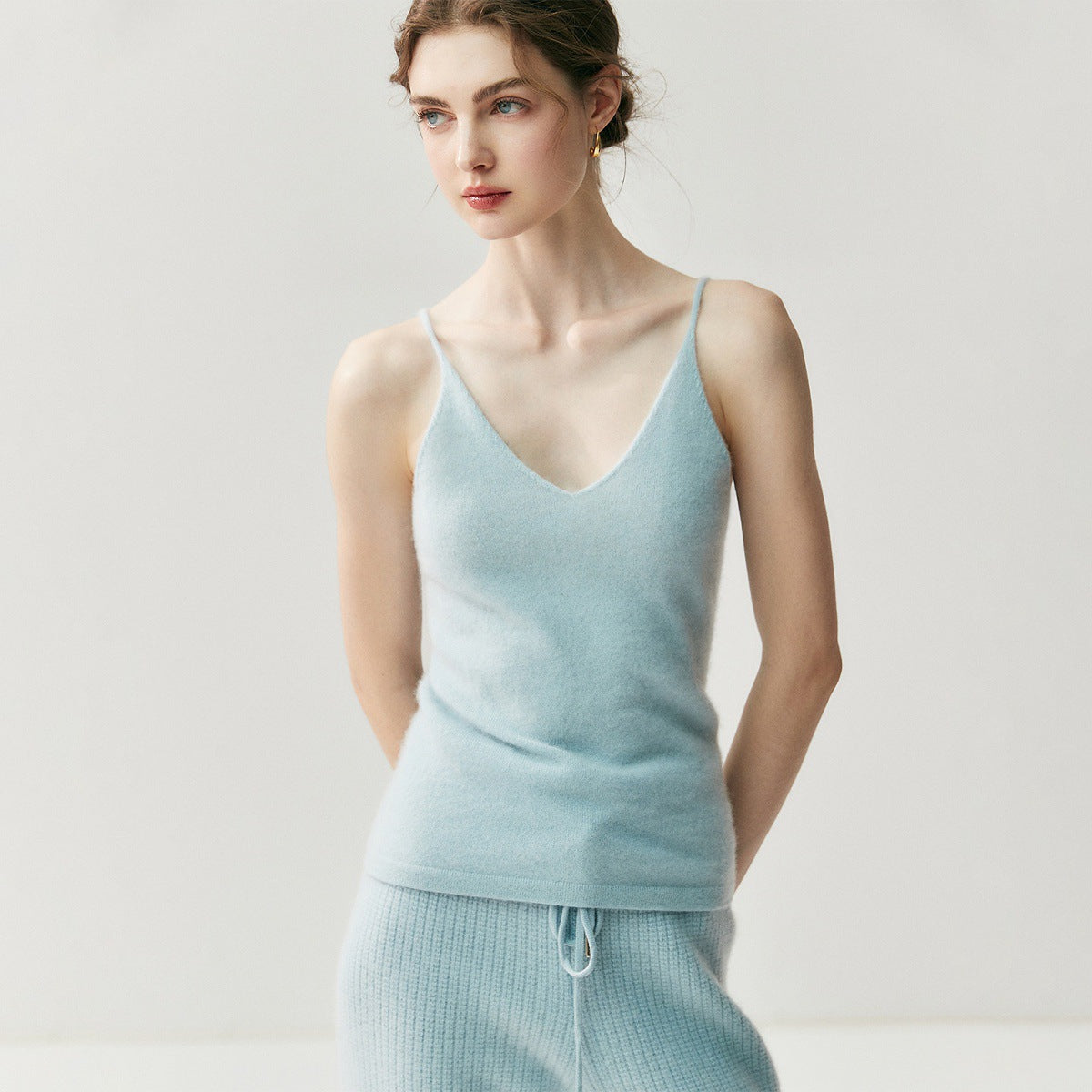 Seamless ready-to-wear! A first-line V-neck cashmere camisole for women with a sleeveless knitted base cardigan underneath