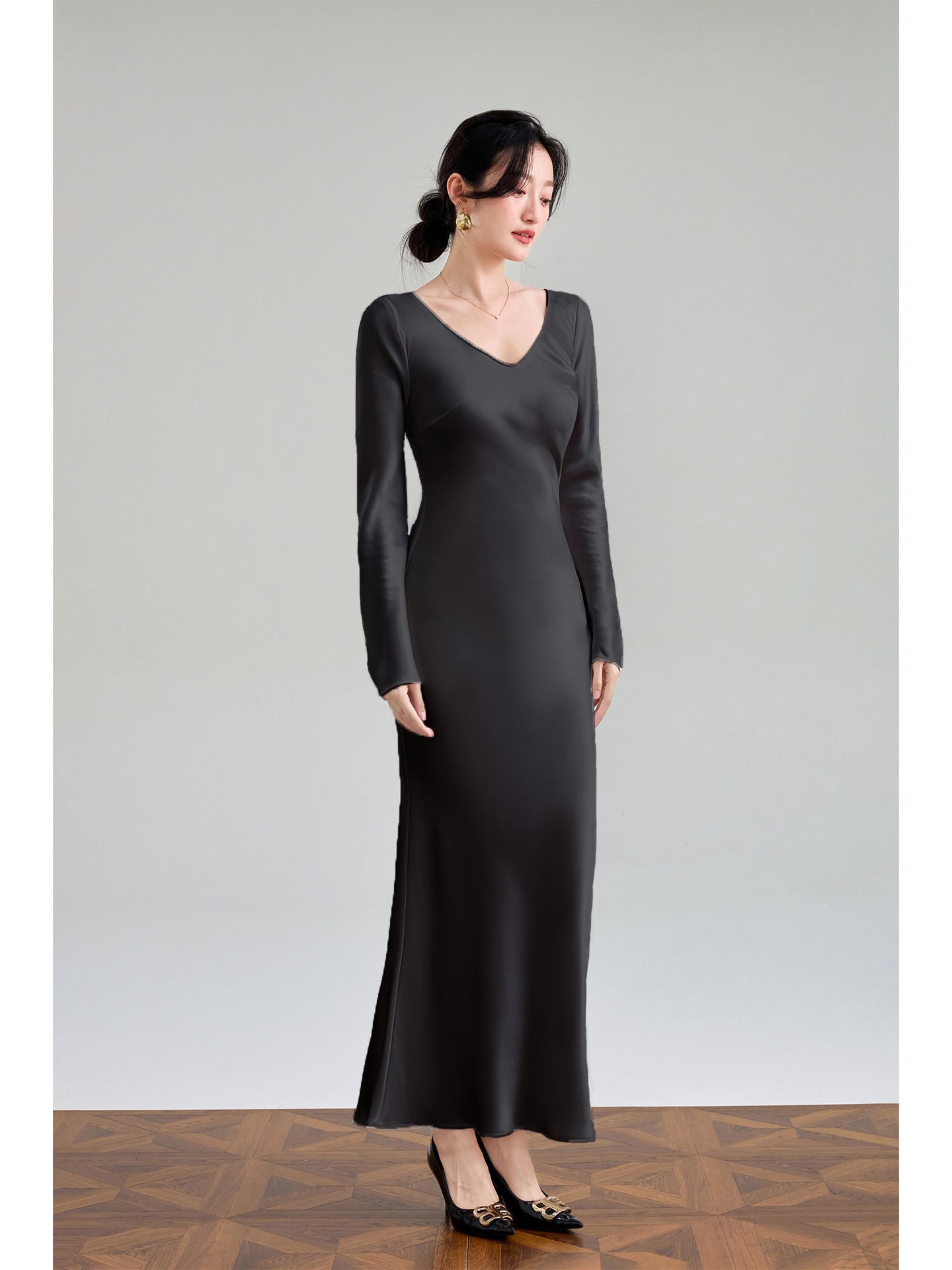 Haute couture imported acetic acid V-neck satin one-piece dress temperament oblique cut long dress fish tail advanced sense French