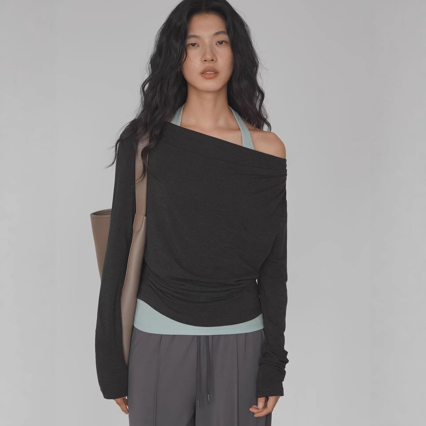 EIGHTMONTH Spice Girl Stacking Suit Gray Off-Shoulder Top + Light Green Inner Fashion Careful Machine Two-piece Set