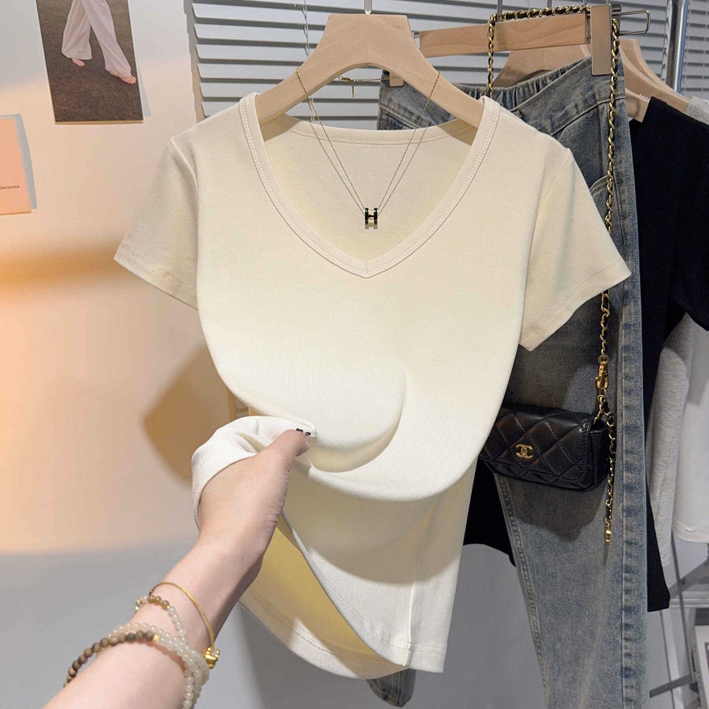 V-neck t-shirt women's short-sleeved summer 2025 new slim-fit front shoulder sexy hottie low-neck short threaded knitted top