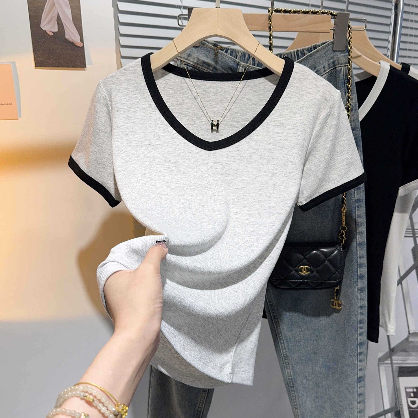 Contrasting color V-neck T-shirt women's short-sleeved front shoulder 2025 new fashion versatile slim-fit unique chic niche top summer