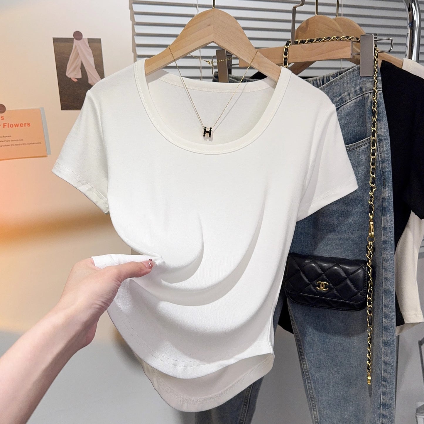 Threaded versatile U-neck short-sleeved T-shirt women's curved hem design sense niche apricot bottoming shirt sexy hottie top