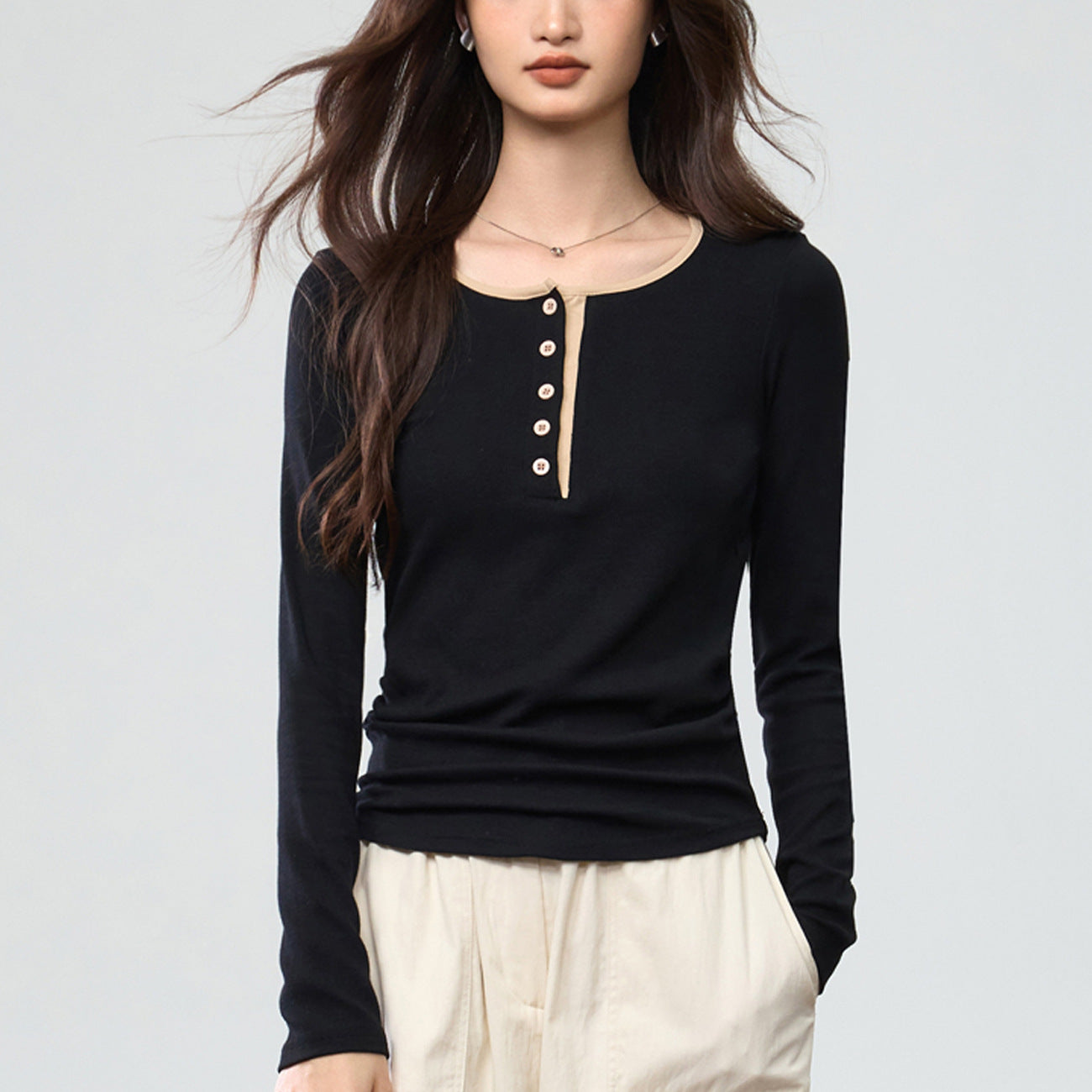 260G Youke silk, high-end design sense contrasting color round neck button-up long-sleeved T-shirt women's autumn new slim-fit pleated top