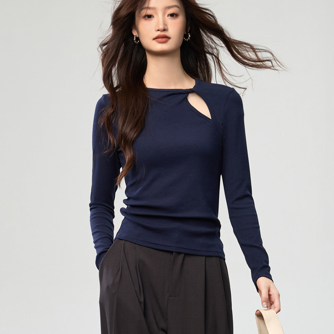 260G Youke silk, high-end design sense hollow temperament long-sleeved T-shirt women's early autumn French outer twist top