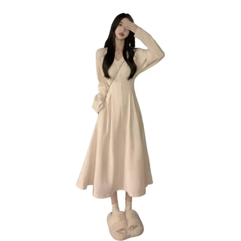 White V-neck underwear with a base dress Women's pre-autumn outfit 2026 new French temperament long skirt