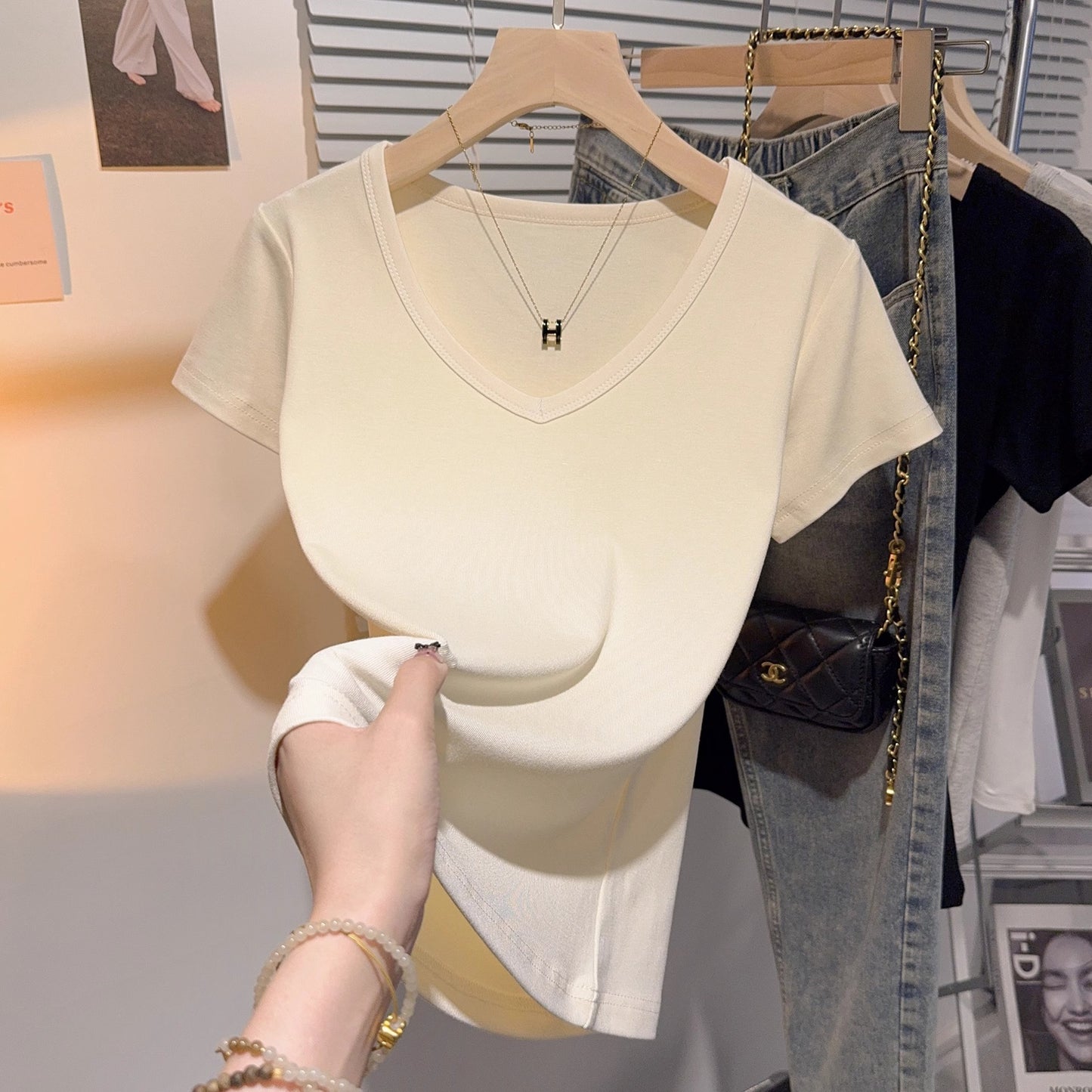 Summer new v-neck slim-fitting, meat-covering and thin, sexy inner cover, Korean version of unique chic half-sleeved versatile top