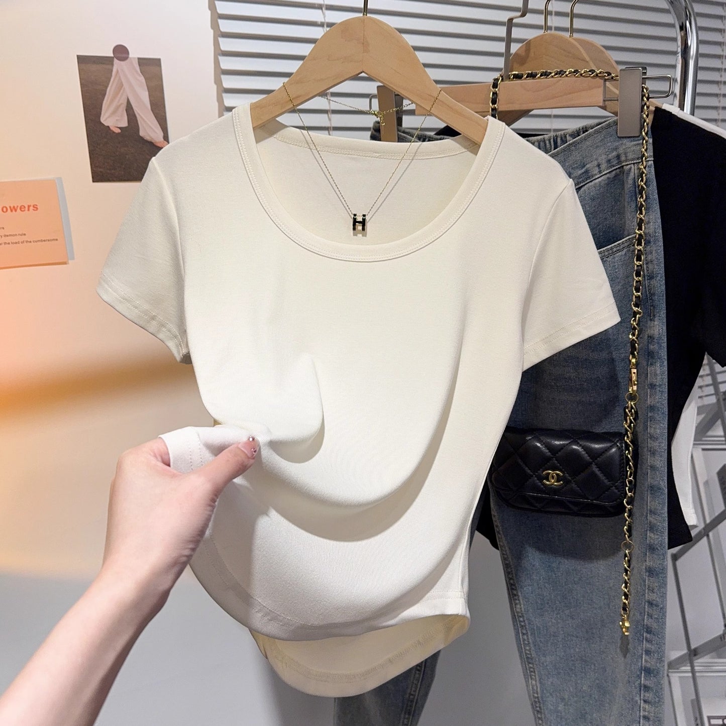 Threaded versatile U-neck short-sleeved T-shirt women's curved hem design sense niche apricot bottoming shirt sexy hottie top
