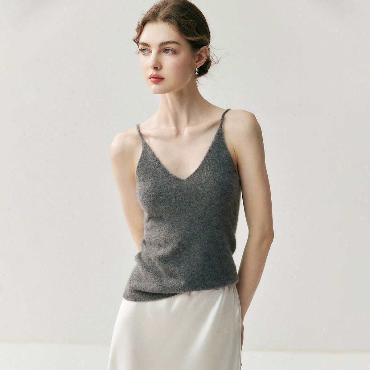 Seamless ready-to-wear! A first-line V-neck cashmere camisole for women with a sleeveless knitted base cardigan underneath