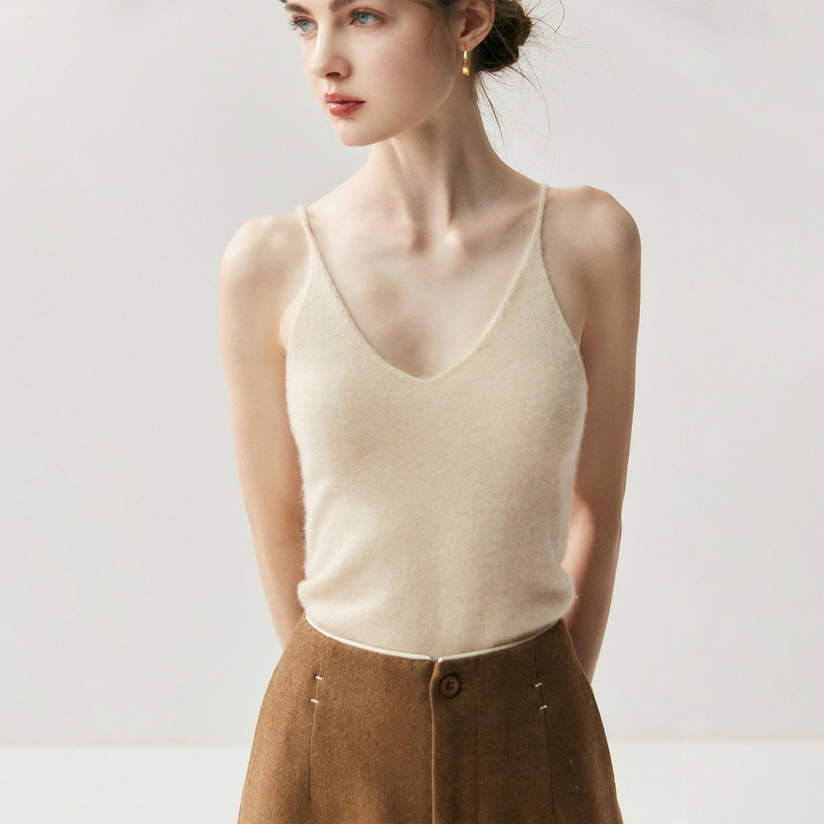 Seamless ready-to-wear! A first-line V-neck cashmere camisole for women with a sleeveless knitted base cardigan underneath