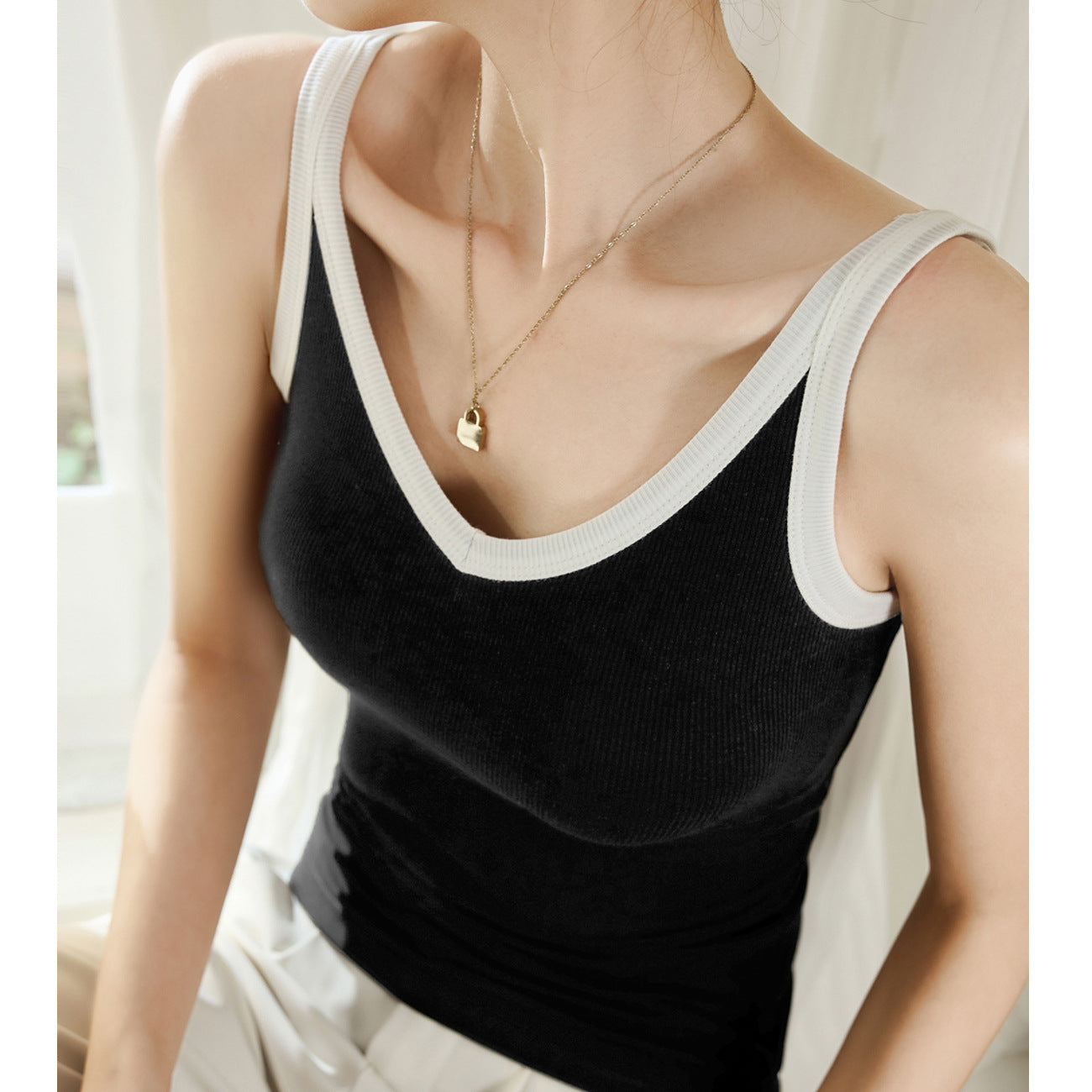 [Use good materials] Advanced design sense V-neck sling vest women's summer outer wear 2026 new color matching high waist short