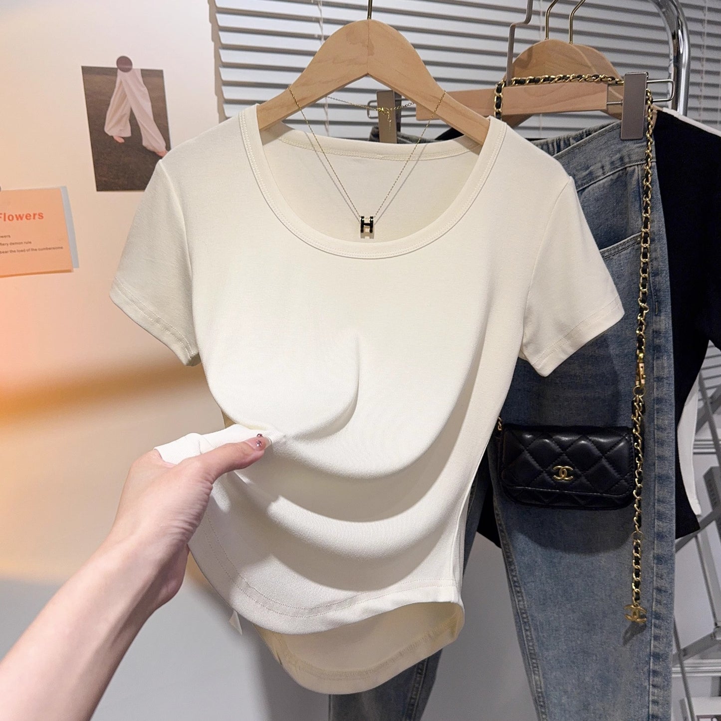 Threaded versatile U-neck short-sleeved T-shirt women's curved hem design sense niche apricot bottoming shirt sexy hottie top