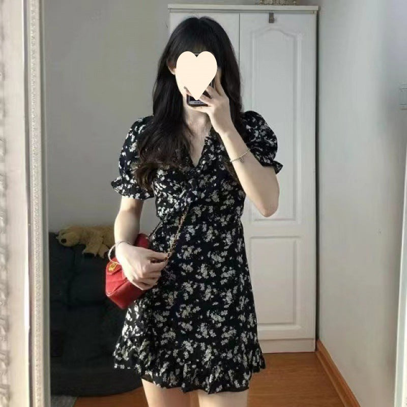 French short black floral dress, women's sweet and lustful skirt, puff sleeves, waist design, niche sense