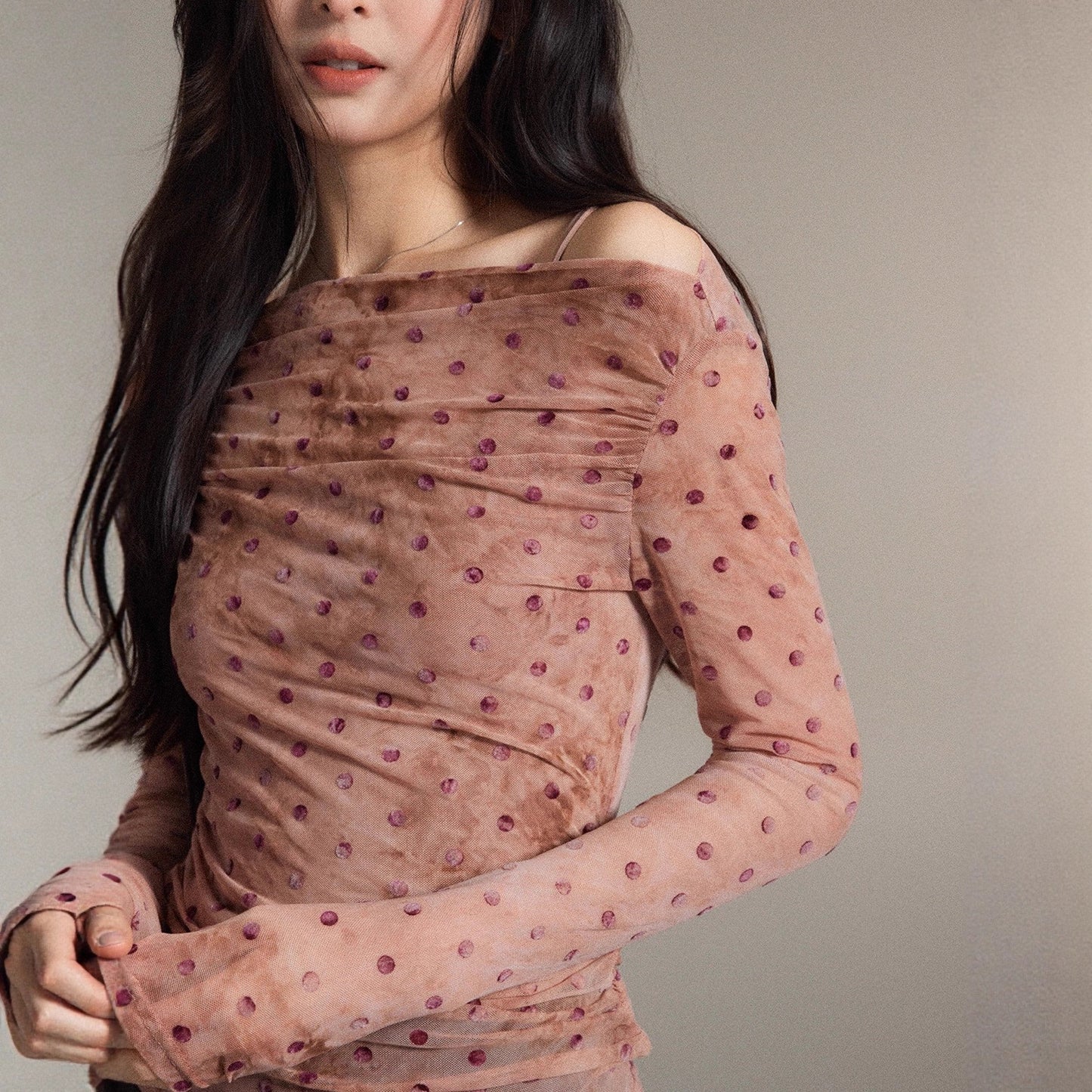 Eryang [Zhiqiu] One-word shoulder polka dot mesh yarn two-piece top for women's autumn slim and thin pleated long sleeves