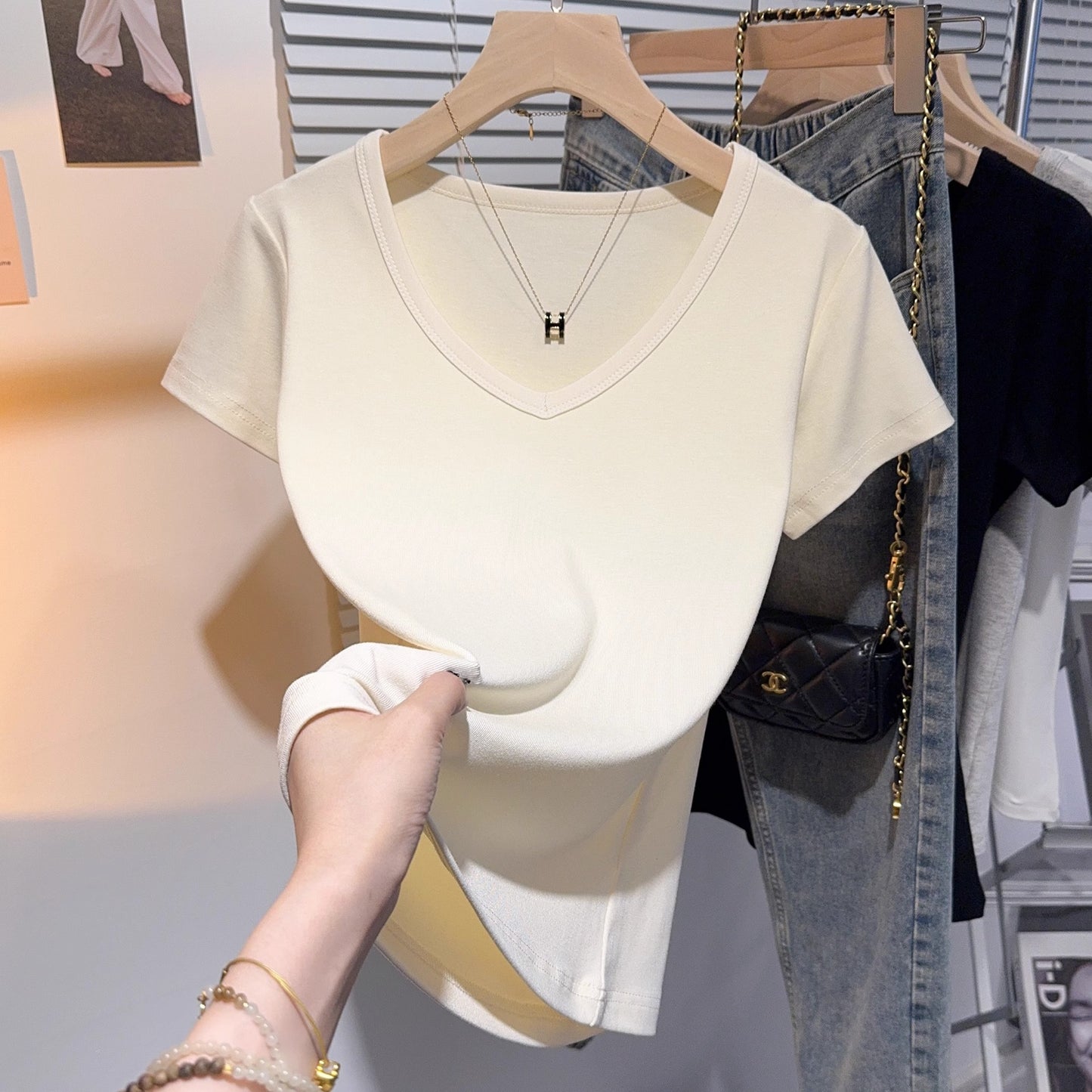 Today, it is popular to wear Korean-style front shoulder summer clothes, fashionable, foreign and versatile, high-end sense, chic contrasting color v-neck top.