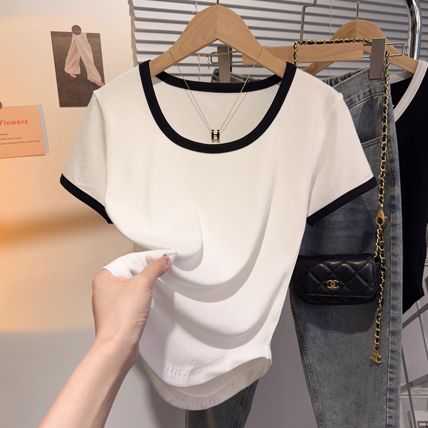 U-neck short-sleeved T-shirt women's 2025 new high-end design contrasting color splicing bottoming shirt slim-fitting versatile white top