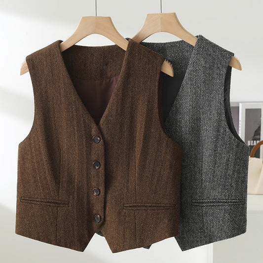 The real shot will be in the autumn of 2025. The new literary and retro models will be stacked with British woolen vests and sleeveless vest jackets. Women's clothing