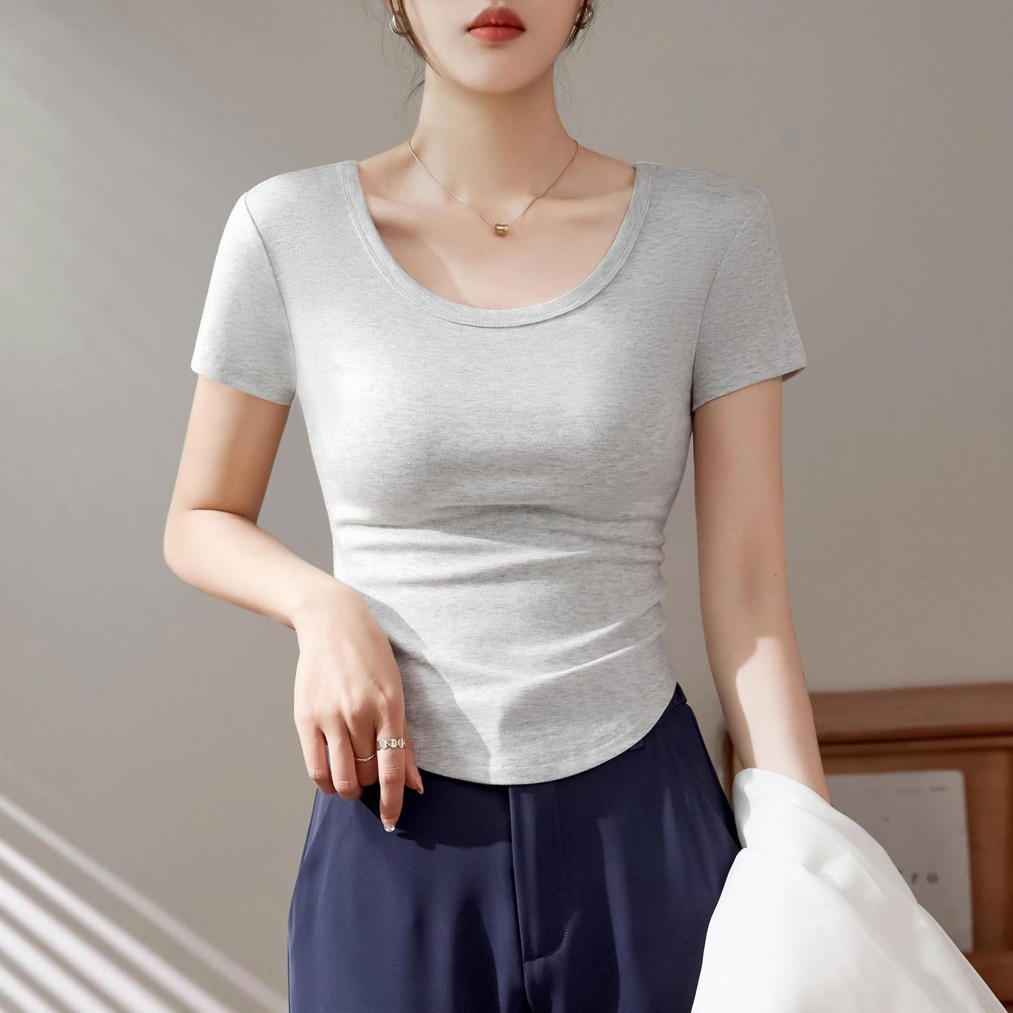 High-quality short-sleeved T-shirt women's 2025 new summer slim-fitting and thin curved hem fashionable foreign U-neck top trendy