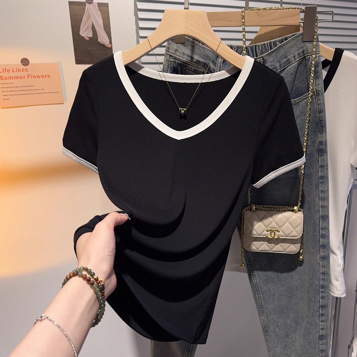 Contrasting color V-neck T-shirt women's short-sleeved front shoulder 2025 new fashion versatile slim-fit unique chic niche top summer