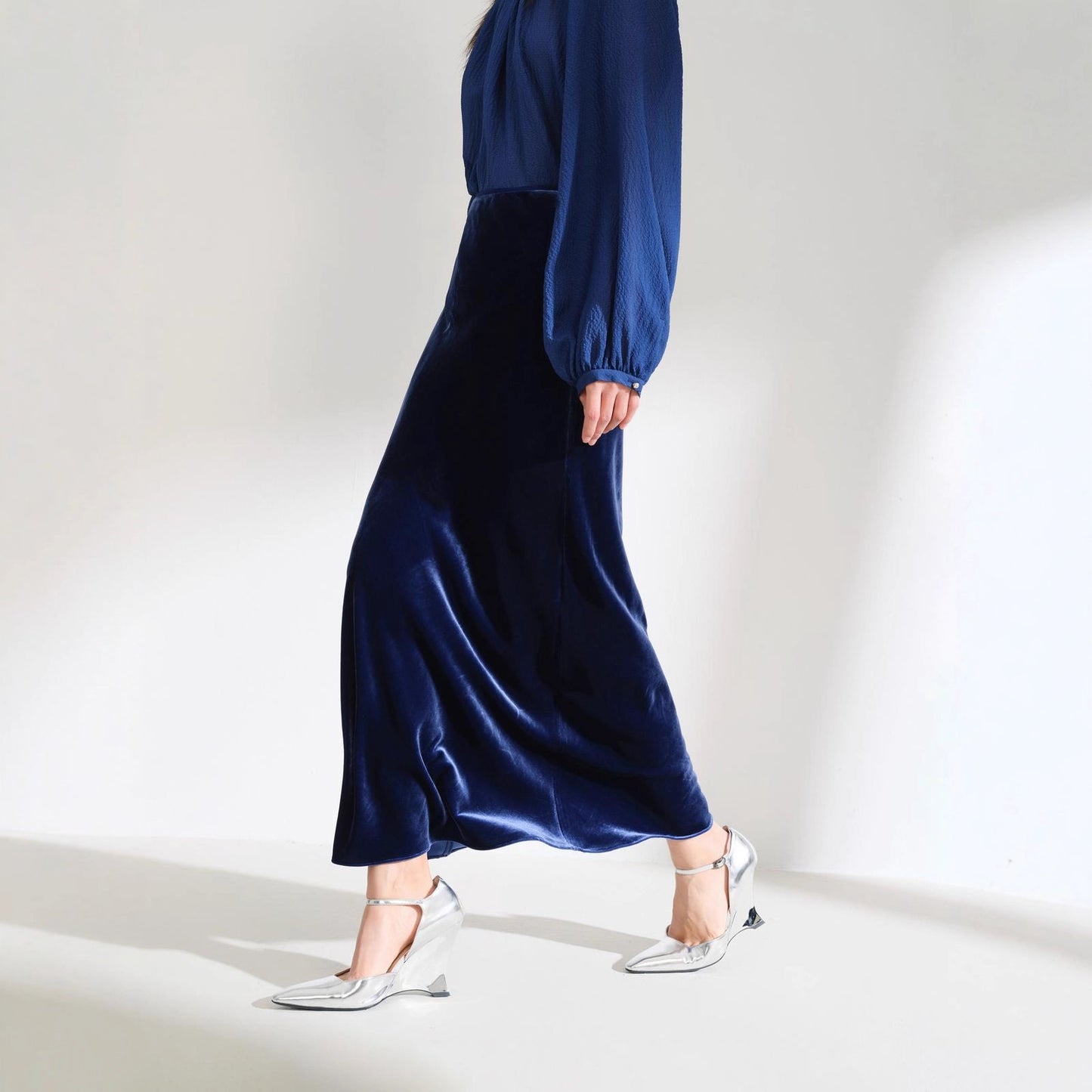 Textured velvet high-waisted fishtail skirt diagonal cut silk hip skirt autumn and winter 2025 new a-word skirt long skirt