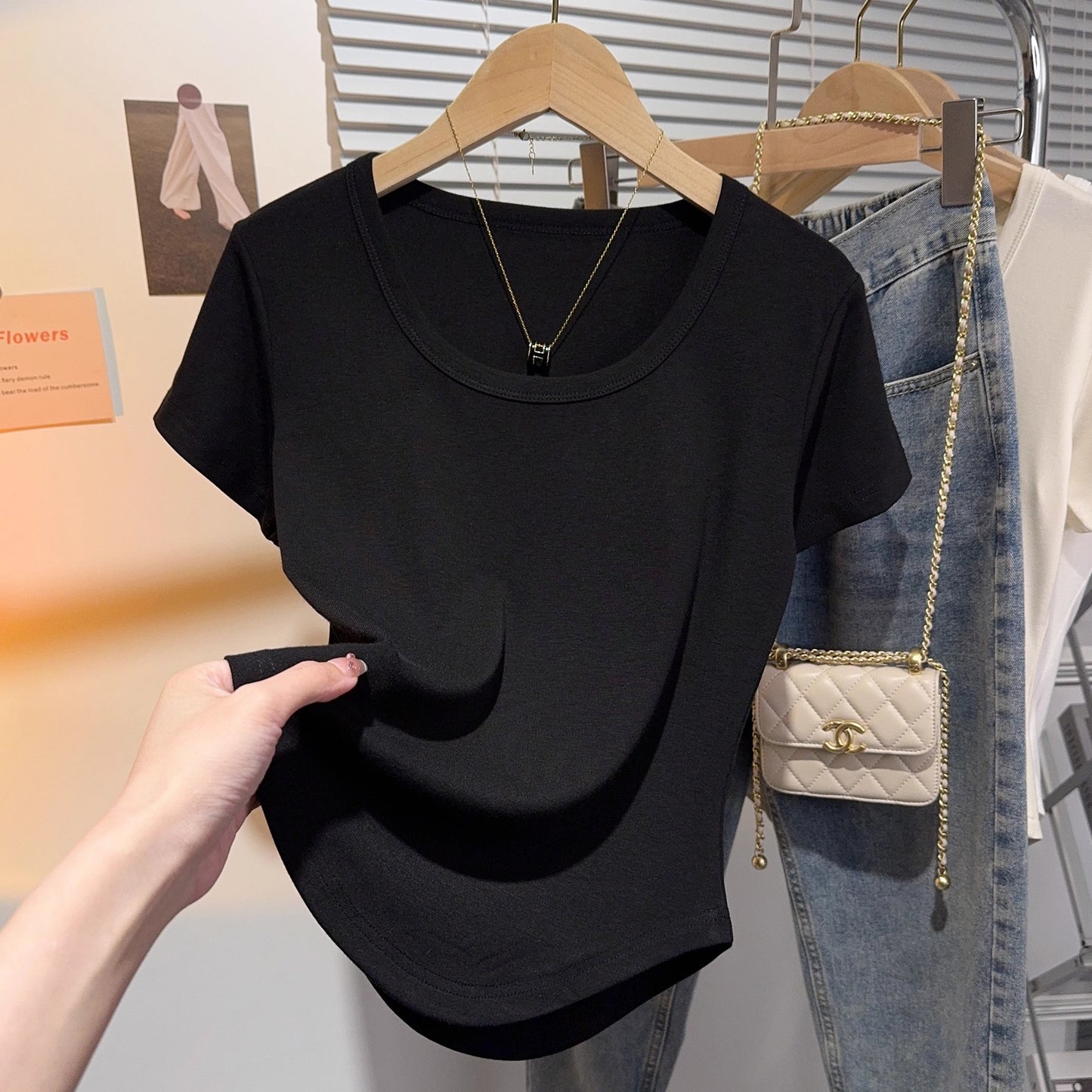 Threaded versatile U-neck short-sleeved T-shirt women's curved hem design sense niche apricot bottoming shirt sexy hottie top