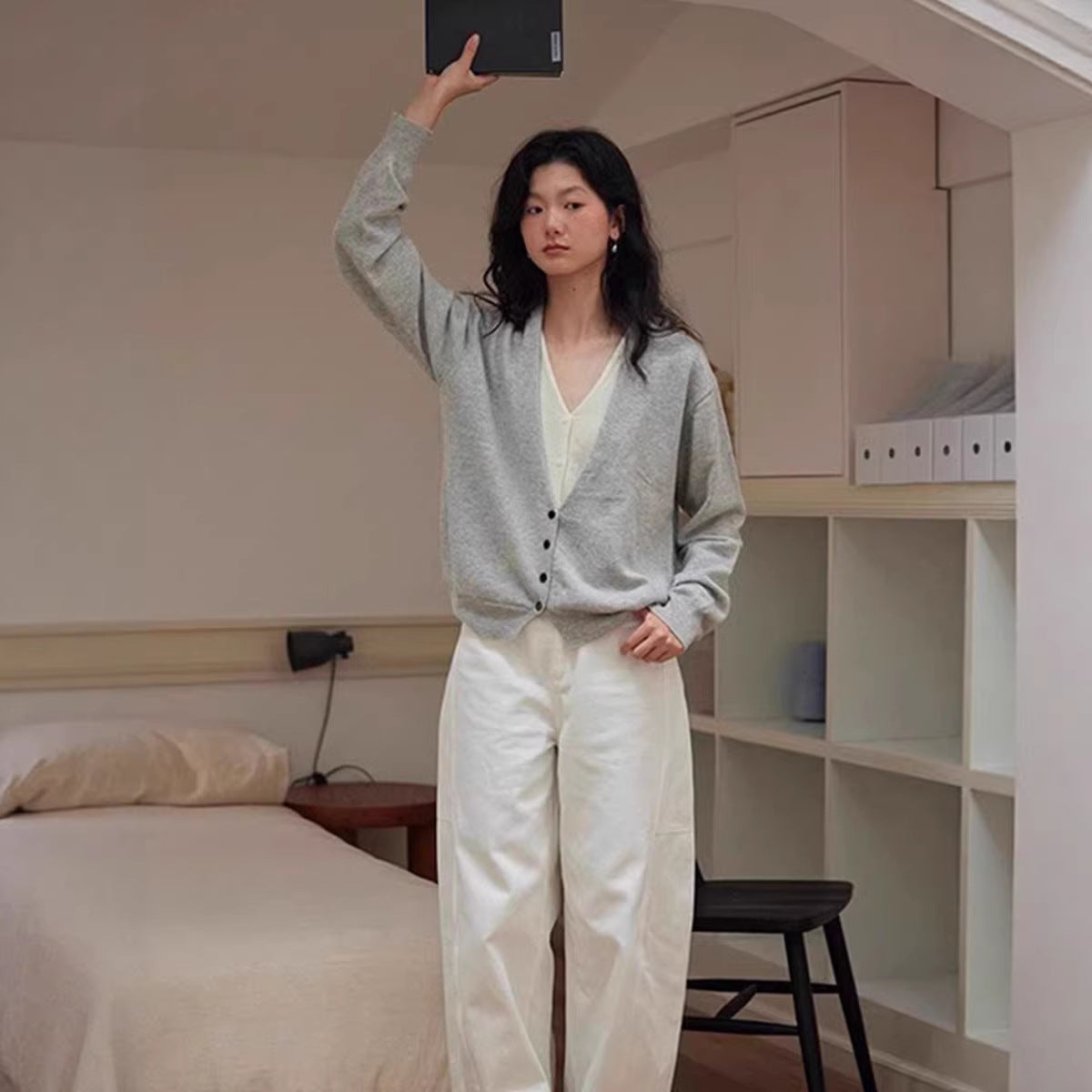 [IN JOMI] Intellectual style wear, contrasting color V-neck, fake two-piece knitted cardigan for women, gray and pink.