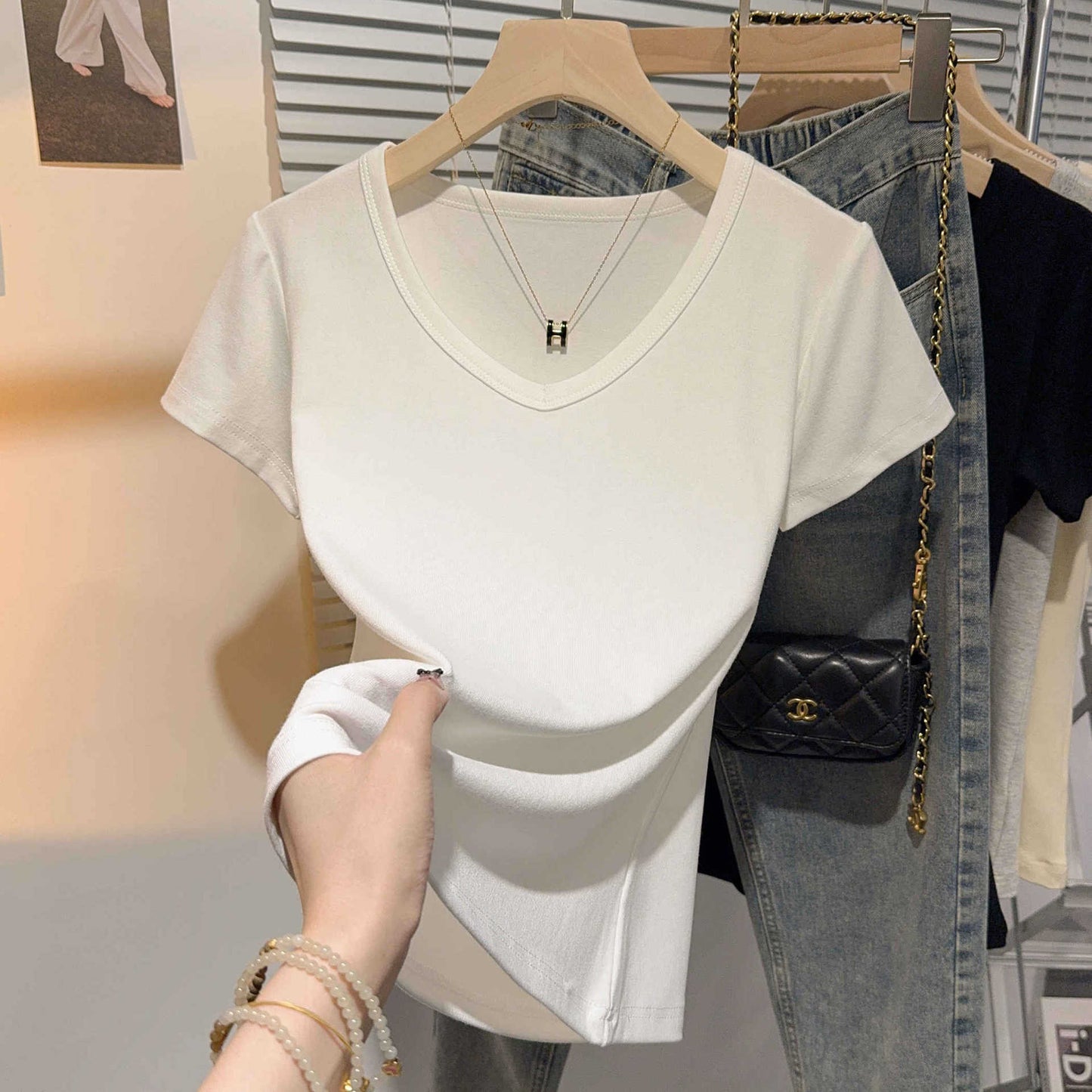 Today, it is popular to wear Korean-style front shoulder summer clothes, fashionable, foreign and versatile, high-end sense, chic contrasting color v-neck top.