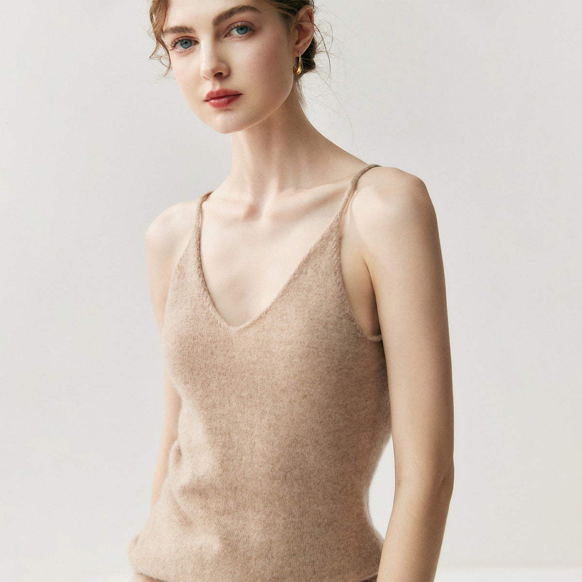 Seamless ready-to-wear! A first-line V-neck cashmere camisole for women with a sleeveless knitted base cardigan underneath