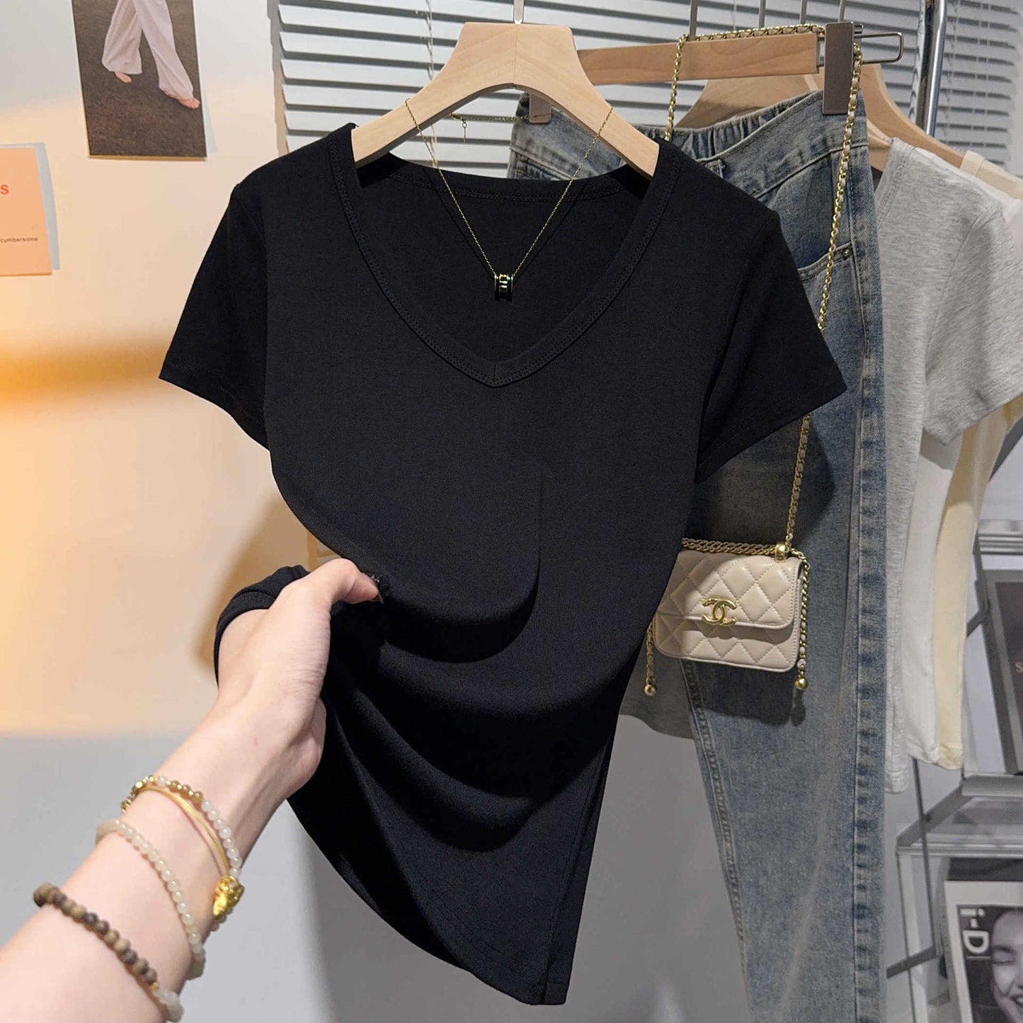 Today, it is popular to wear Korean-style front shoulder summer clothes, fashionable, foreign and versatile, high-end sense, chic contrasting color v-neck top.