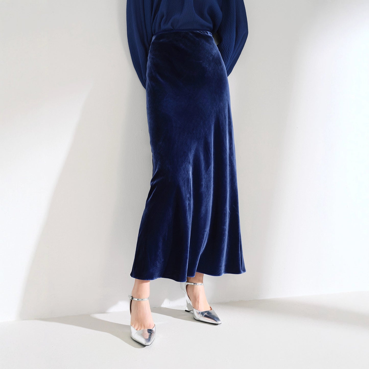 Textured velvet high-waisted fishtail skirt diagonal cut silk hip skirt autumn and winter 2025 new a-word skirt long skirt