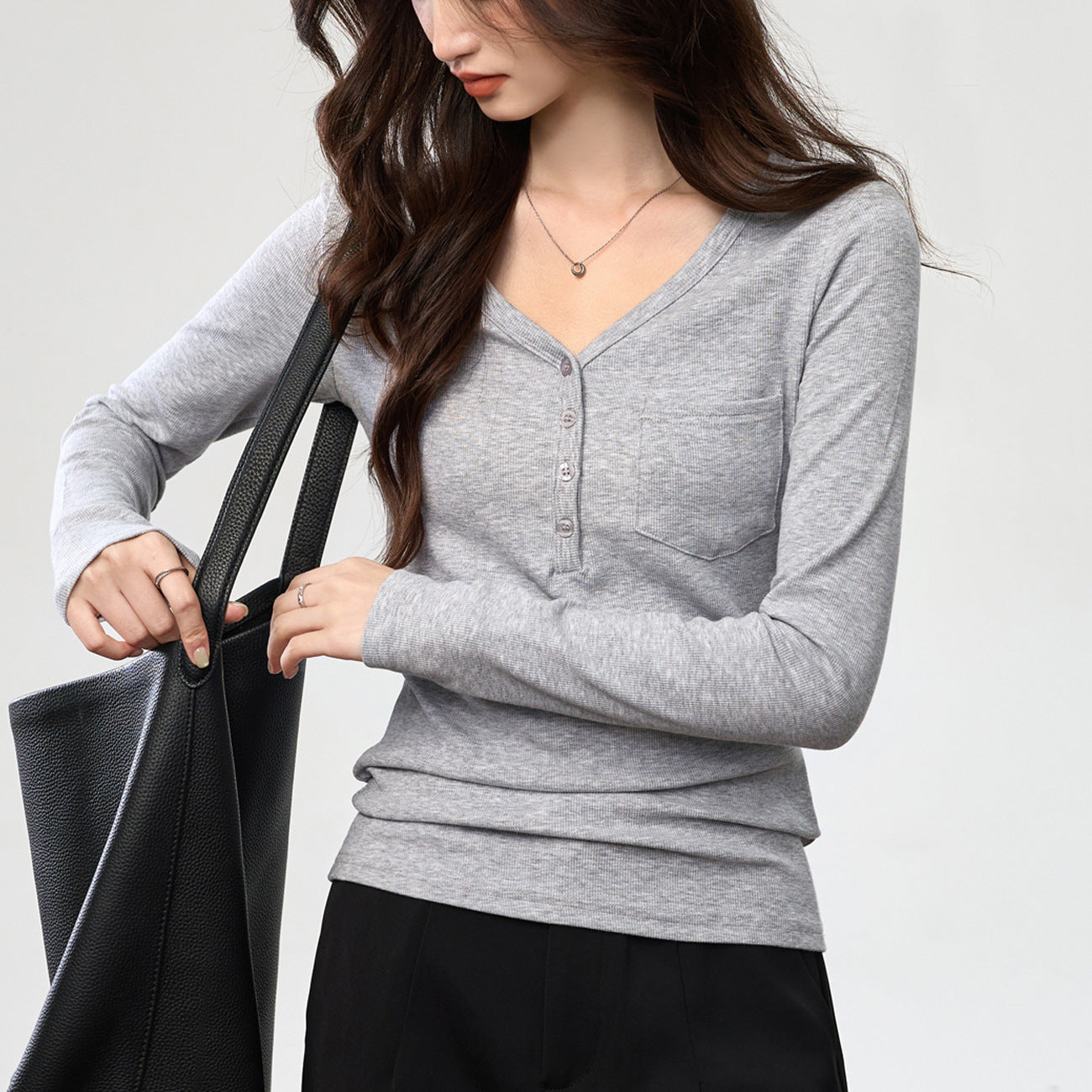 260G Youke silk design sense button temperament V-neck bottoming shirt women's autumn long-sleeved T-shirt Spice girl slim shoulder top