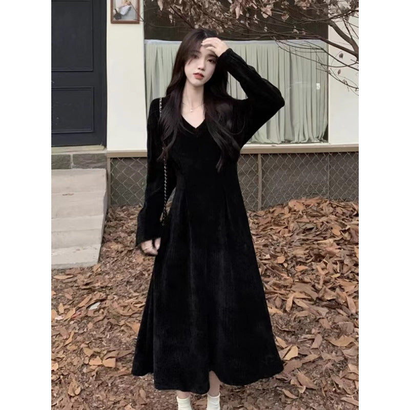 White V-neck underwear with a base dress Women's pre-autumn outfit 2026 new French temperament long skirt