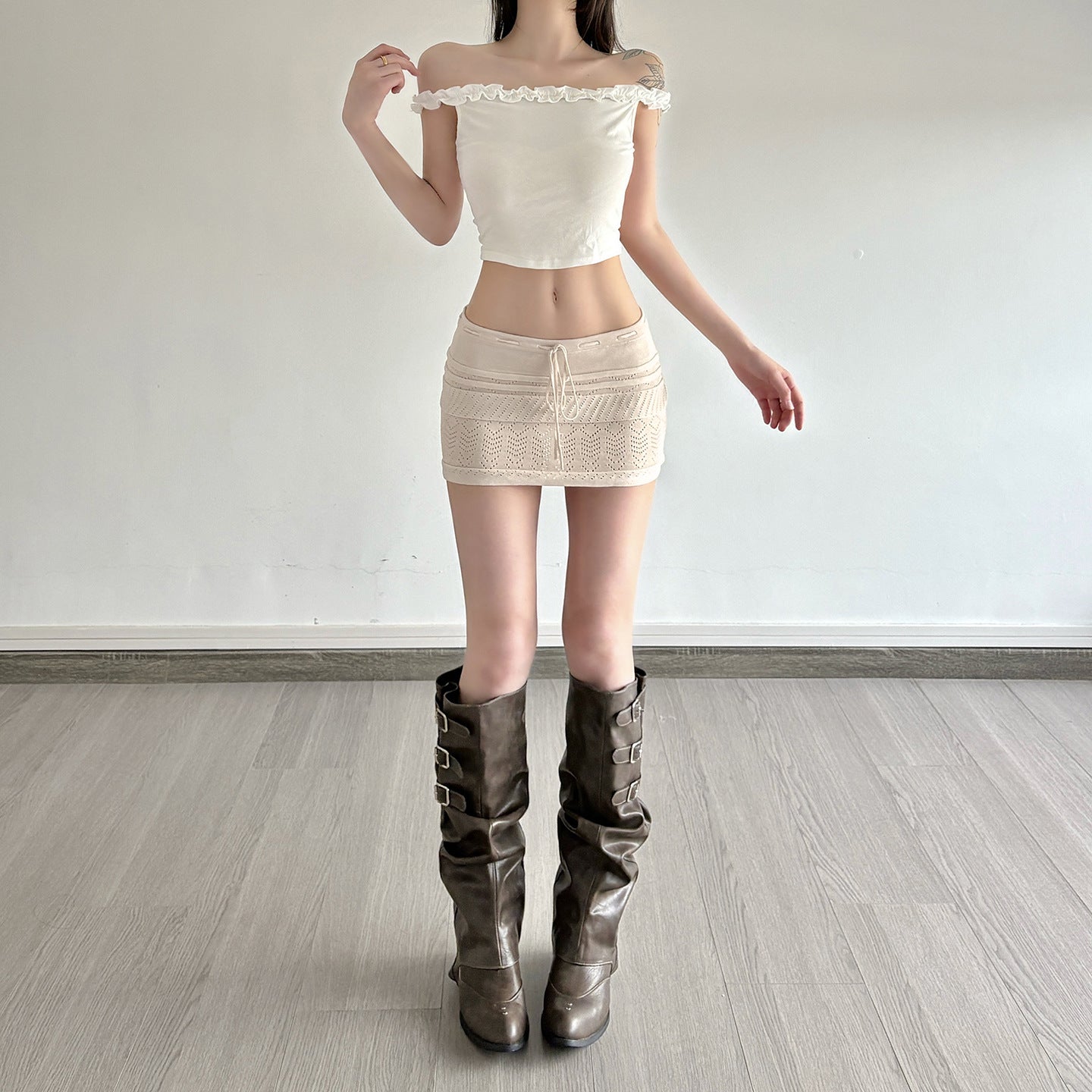2025 autumn new product hollow woolen crochet A-shaped skirt niche pure desire gentle wind exposed navel low waist lace-up short skirt