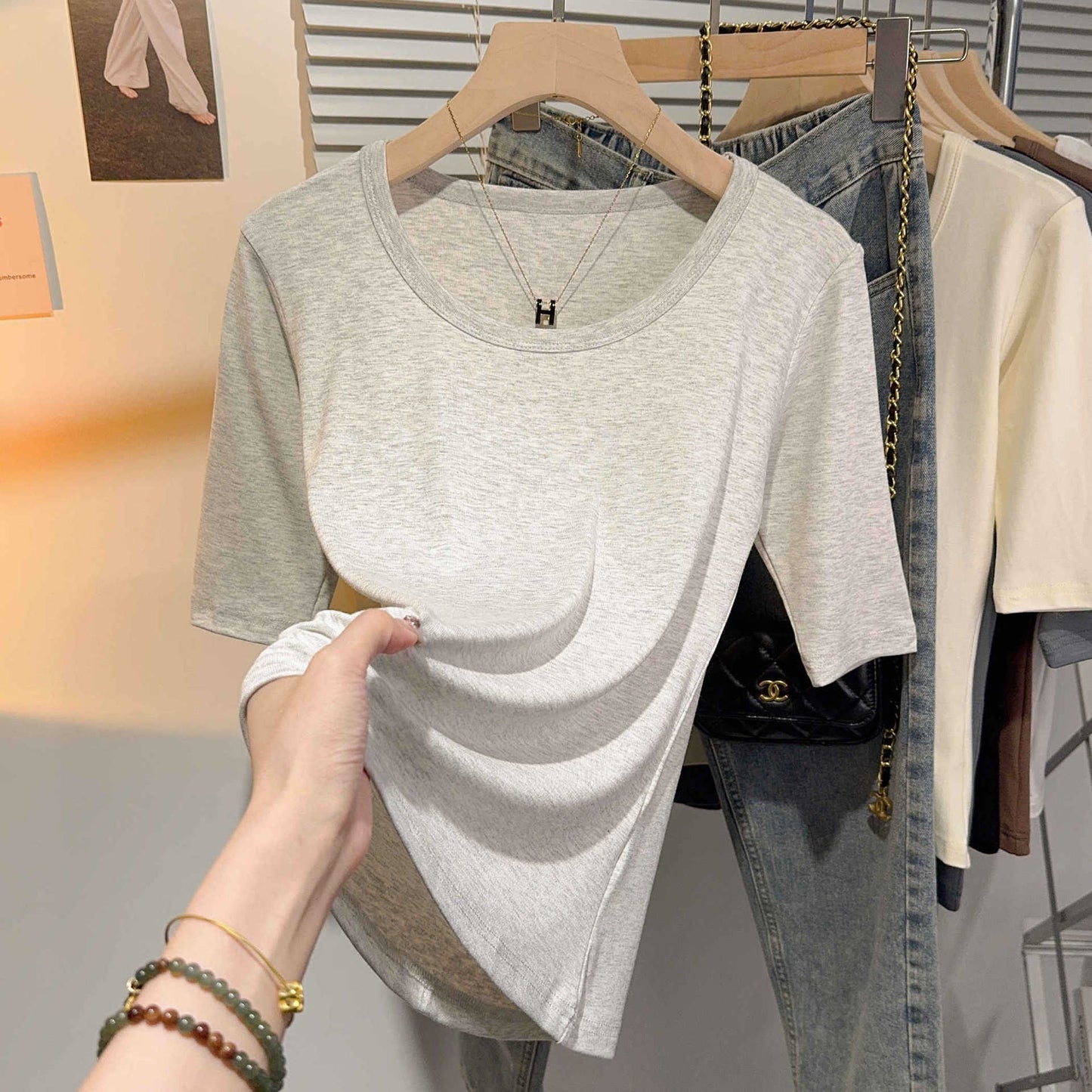 Black threaded knitted five-quarter-sleeved bottoming shirt T-shirt women's spring and autumn slim-fit half-sleeved U-neck middle-sleeved front shoulder clothes