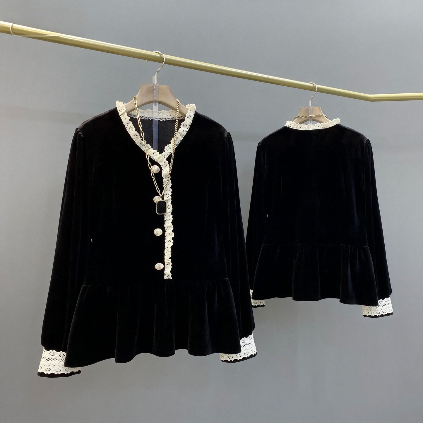 In the fall of 2025, the new large-size women's clothing covers the meat and looks thin. French retro long-sleeved shirt and top 221 #