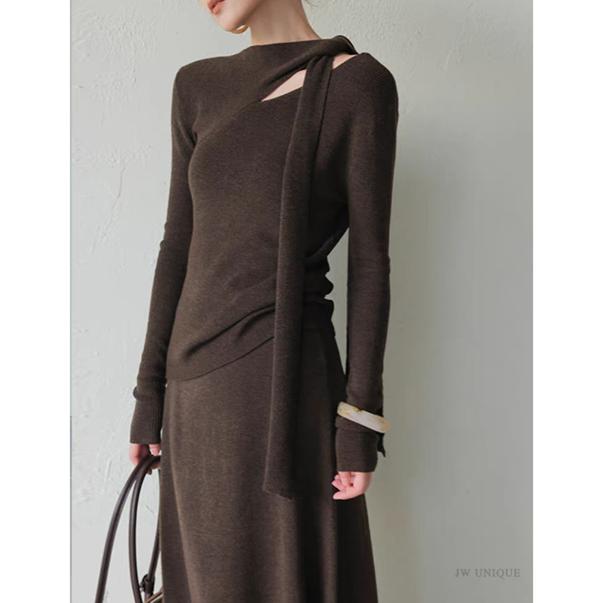 2025 autumn and winter senior feeling super good-looking soft waxy lazy wind age reduction unique chic small fragrant style coffee color knitted sweater women