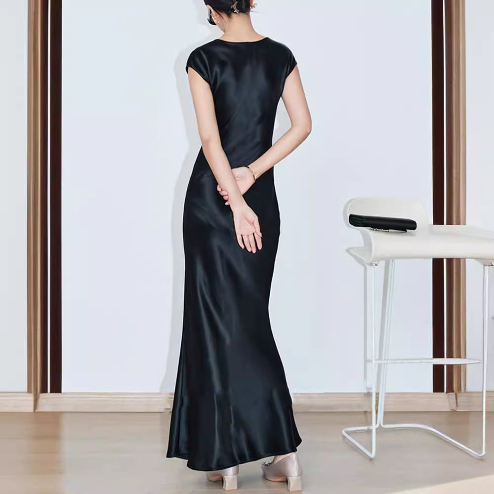 Keep it for yourself! Imported acetic acid satin dress 45 degrees oblique cut U-neck acetic acid satin long dress with stylish pendant