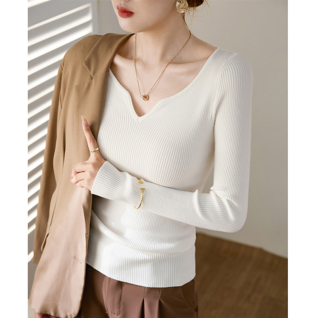 Peach heart neck sweater women's knitted sweater 2025 autumn and winter new slim-fitting and thin inner with warm wool thread long-sleeved top