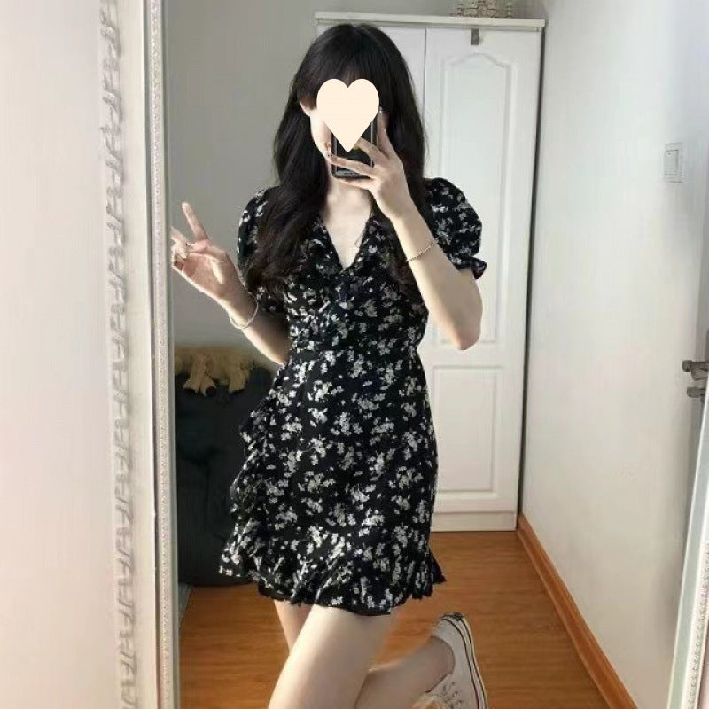 French short black floral dress, women's sweet and lustful skirt, puff sleeves, waist design, niche sense