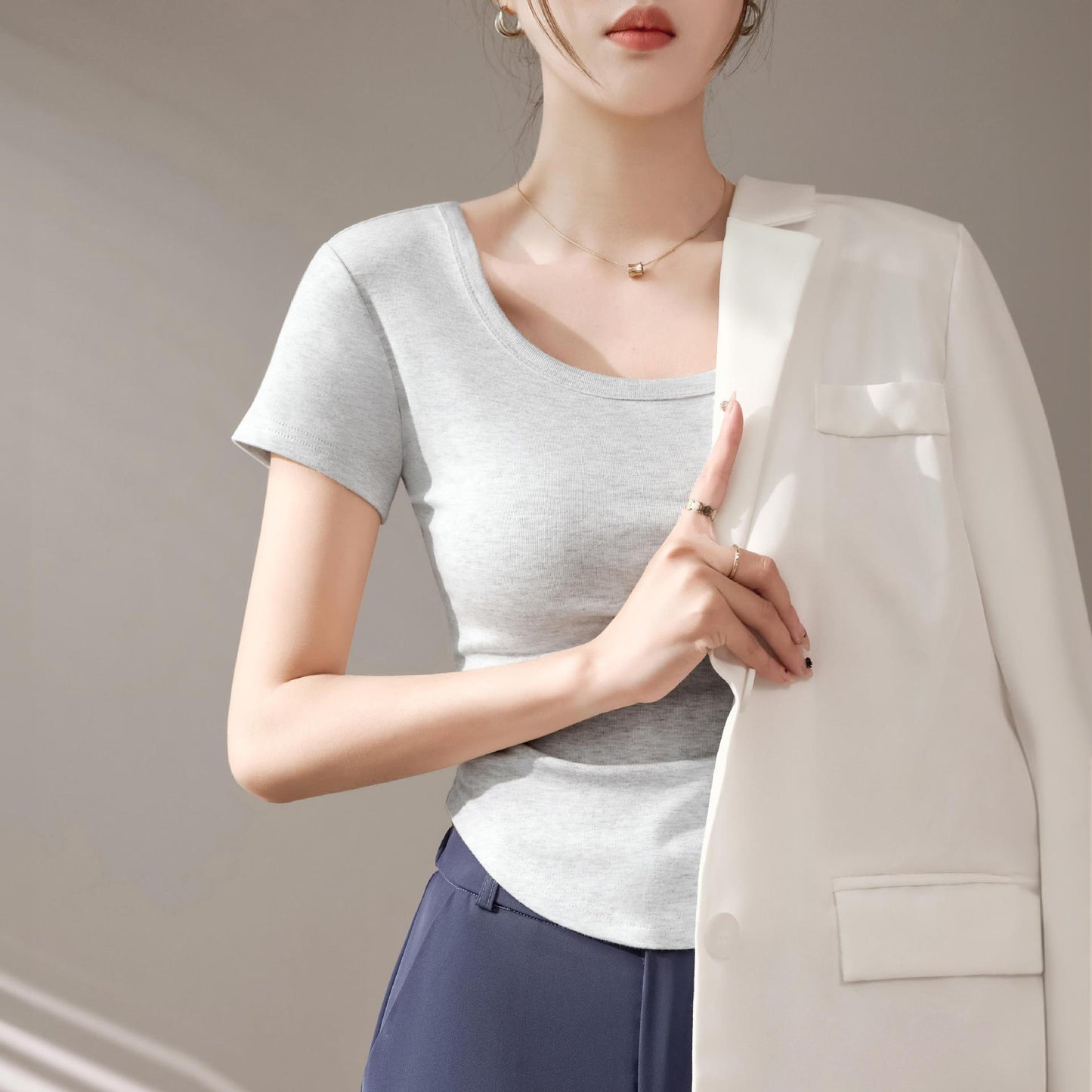 High-quality short-sleeved T-shirt women's 2025 new summer slim-fitting and thin curved hem fashionable foreign U-neck top trendy