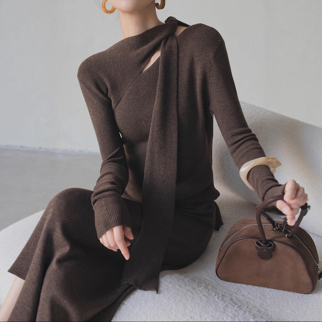 2025 autumn and winter senior feeling super good-looking soft waxy lazy wind age reduction unique chic small fragrant style coffee color knitted sweater women