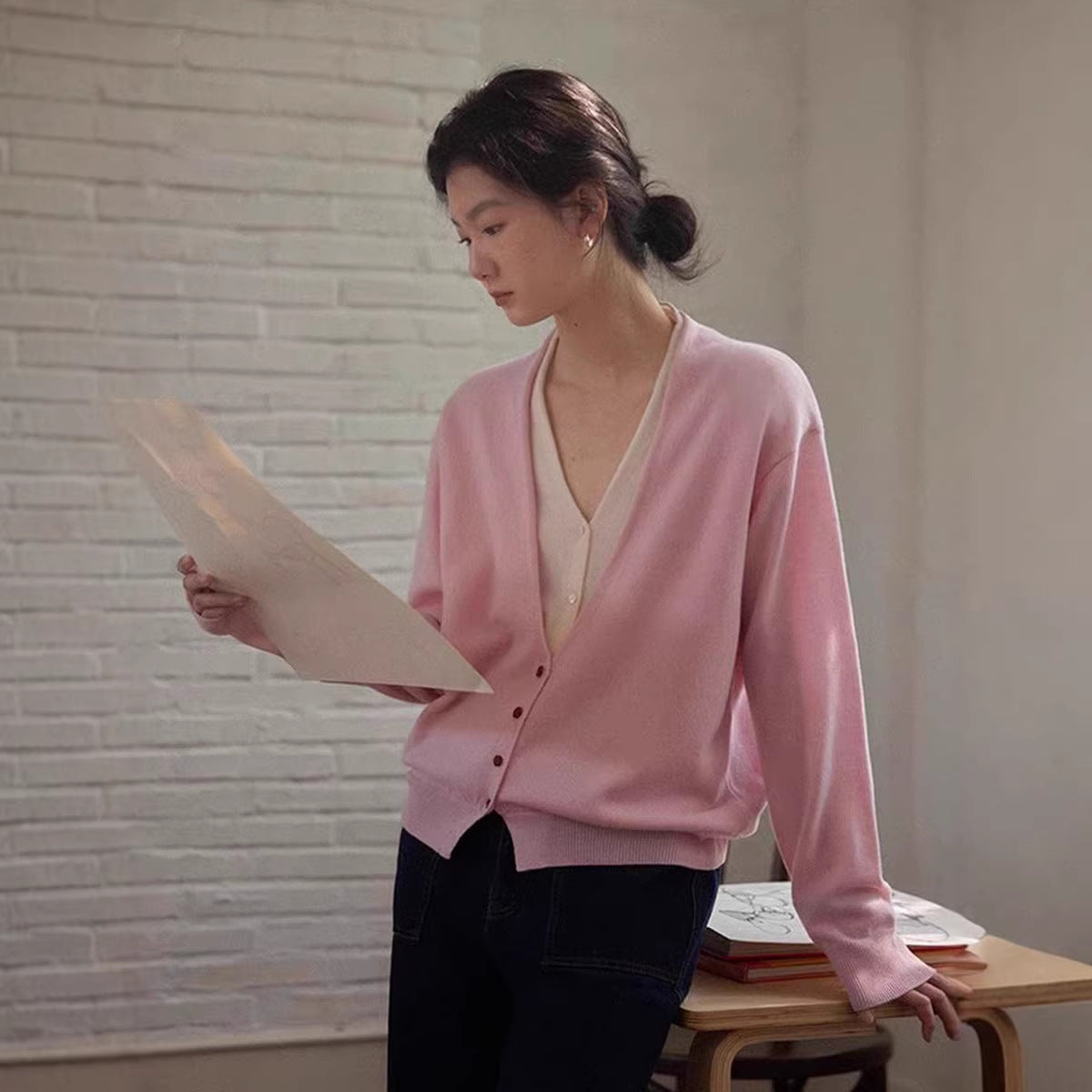 [IN JOMI] Intellectual style wear, contrasting color V-neck, fake two-piece knitted cardigan for women, gray and pink.