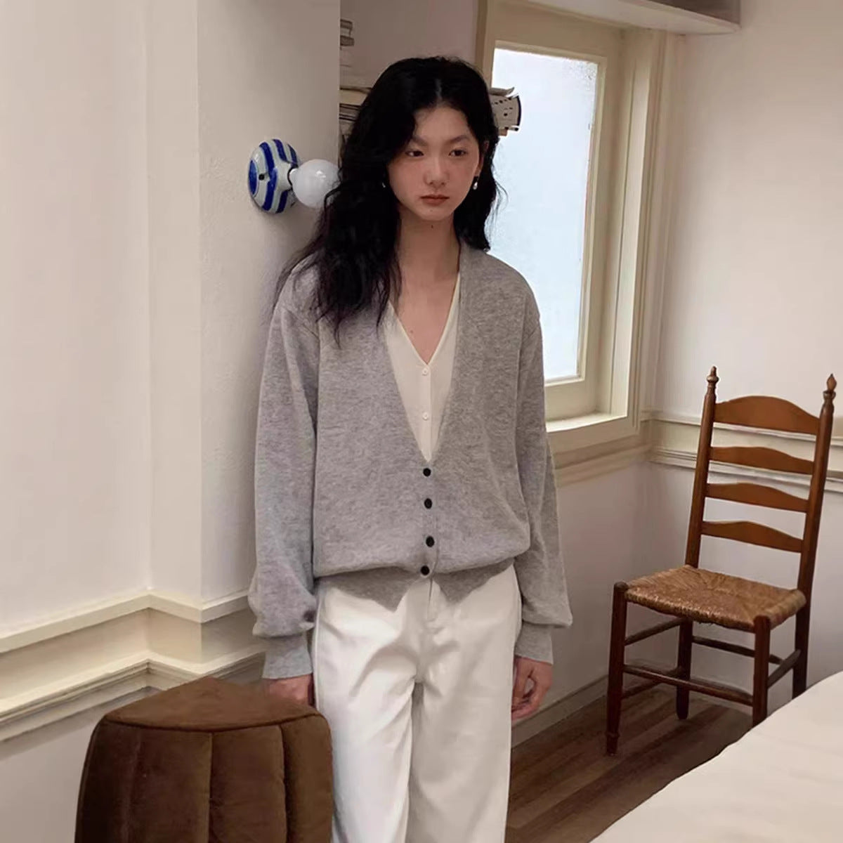 [IN JOMI] Intellectual style wear, contrasting color V-neck, fake two-piece knitted cardigan for women, gray and pink.