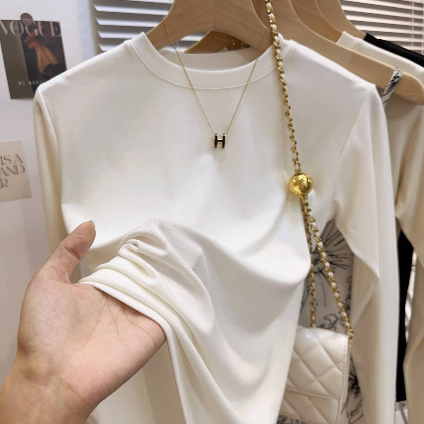 White bottoming shirt women's small round neck inner with early spring and autumn thread long-sleeved T-shirt temperament looking thin 2025 top ins