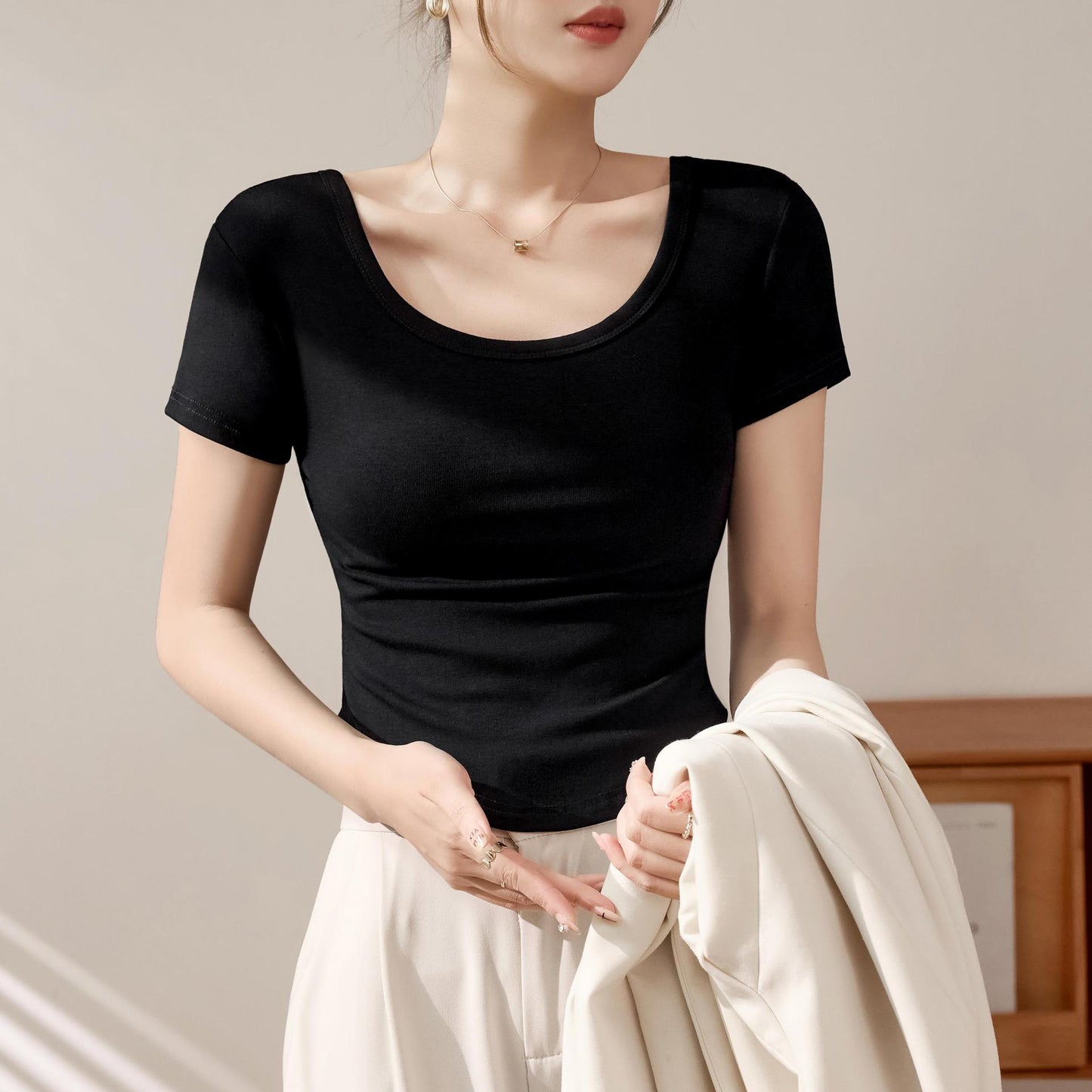 High-quality short-sleeved T-shirt women's 2025 new summer slim-fitting and thin curved hem fashionable foreign U-neck top trendy