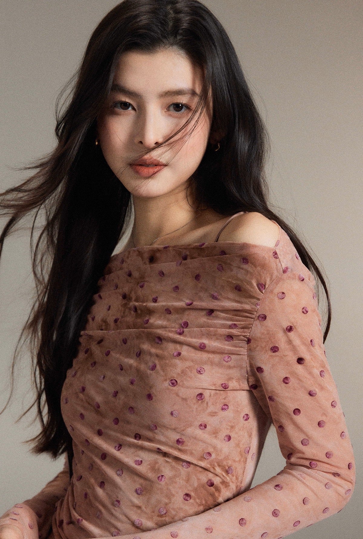 Eryang [Zhiqiu] One-word shoulder polka dot mesh yarn two-piece top for women's autumn slim and thin pleated long sleeves