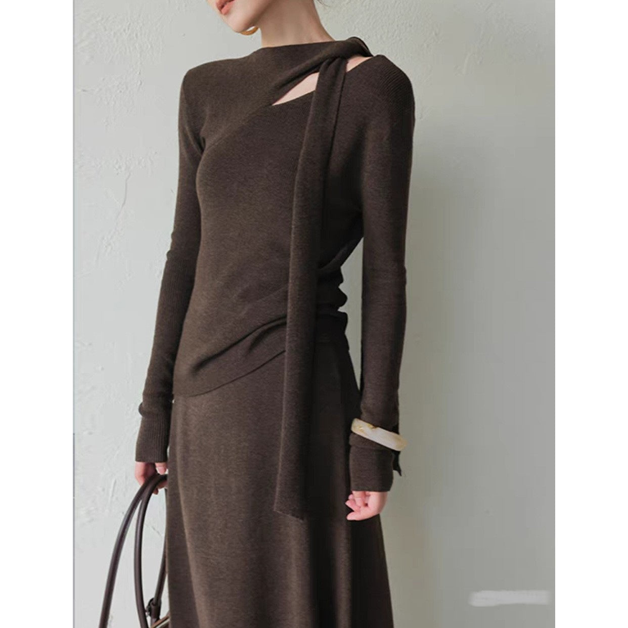 2025 autumn and winter senior feeling super good-looking soft waxy lazy wind age reduction unique chic small fragrant style coffee color knitted sweater women