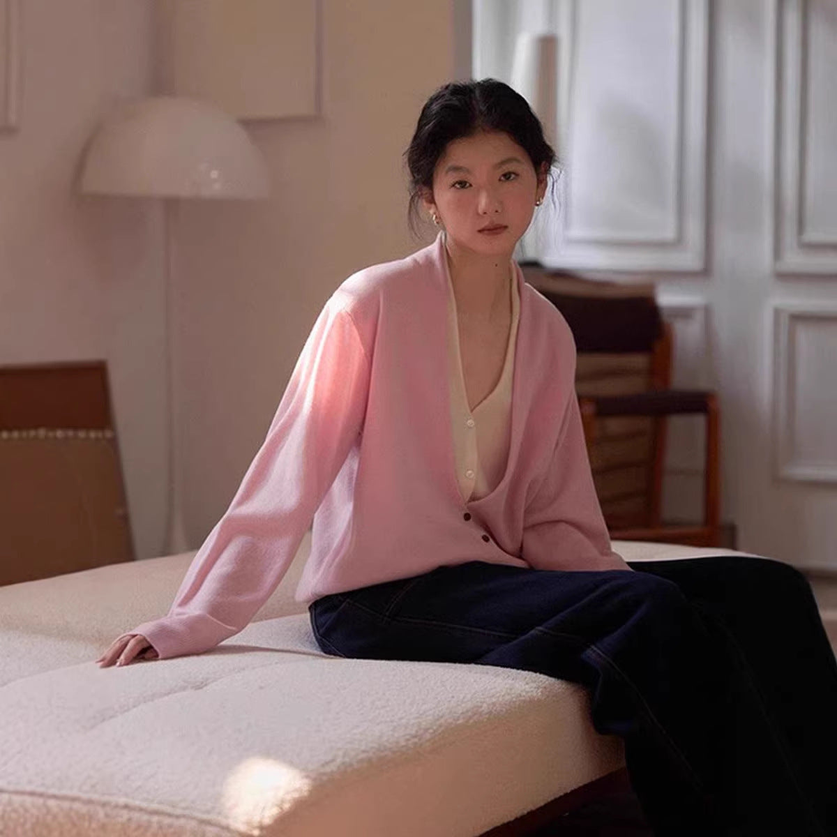 [IN JOMI] Intellectual style wear, contrasting color V-neck, fake two-piece knitted cardigan for women, gray and pink.