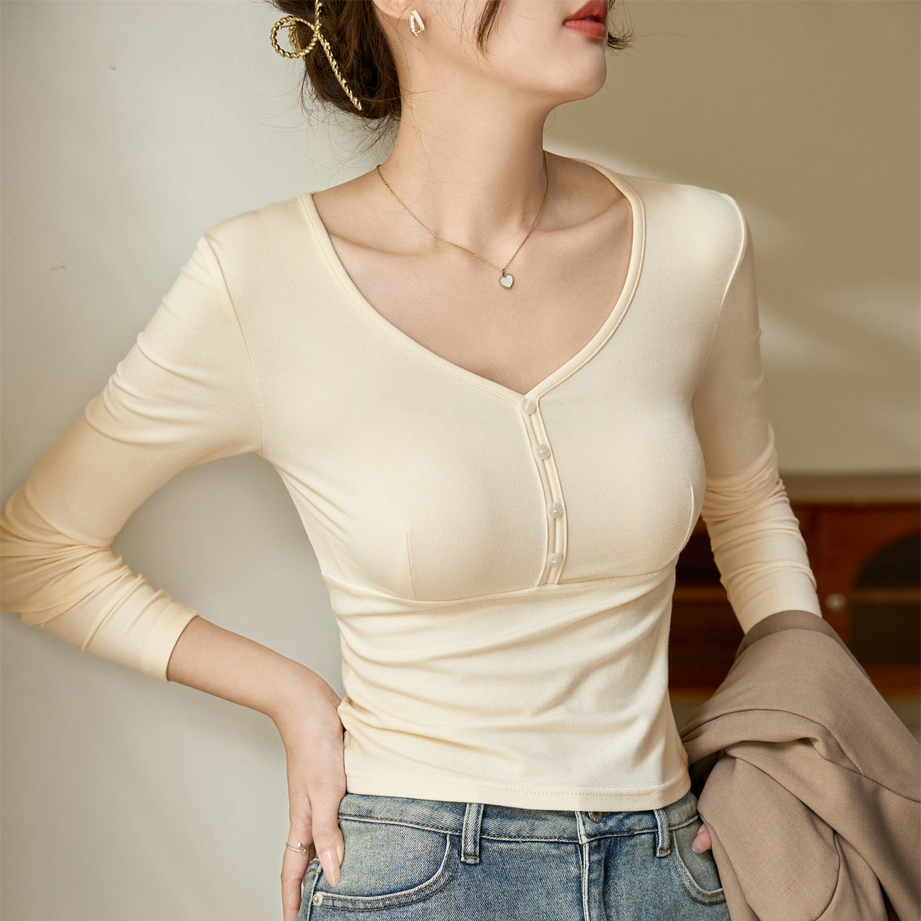 #Quality to do high quality #temperament age reduction design sense T-shirt women's long sleeves 2026 autumn clothes new shell buckle pure desire top