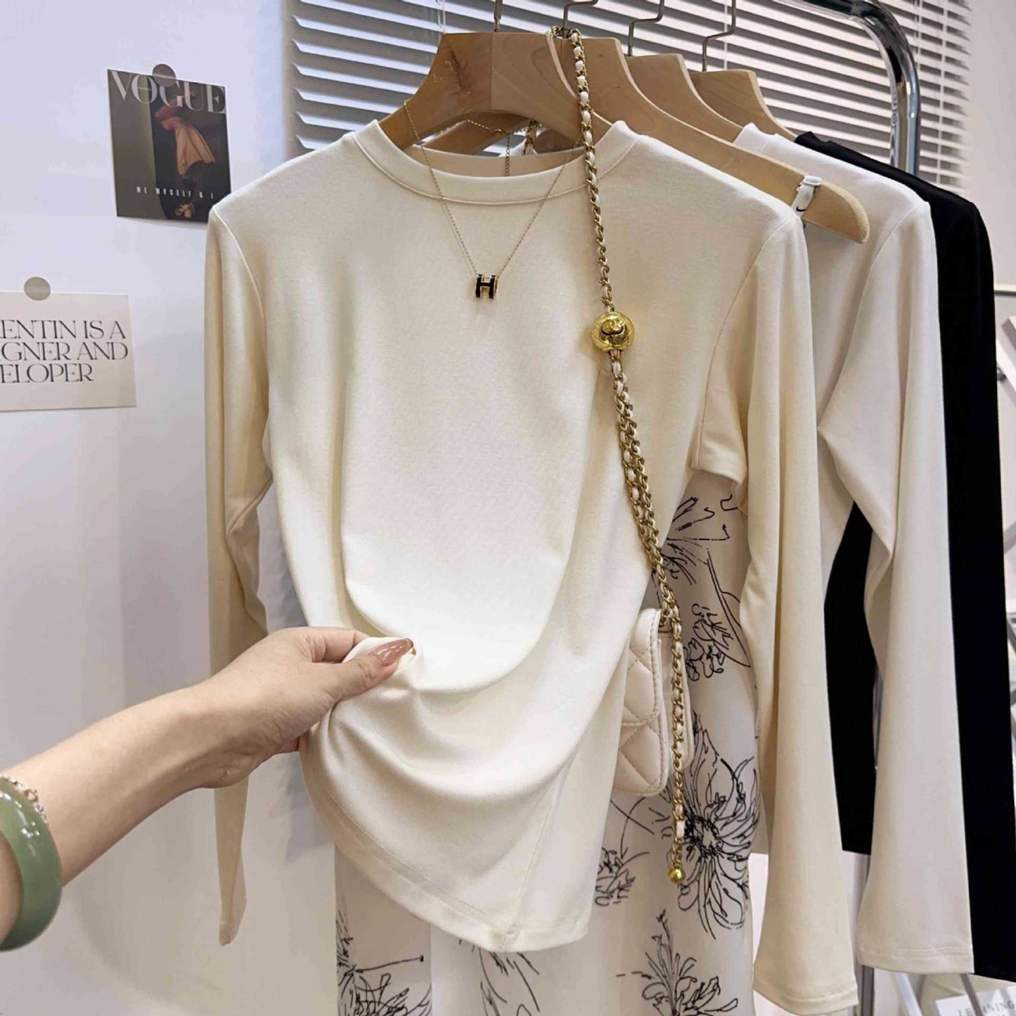 White bottoming shirt women's small round neck inner with early spring and autumn thread long-sleeved T-shirt temperament looking thin 2025 top ins