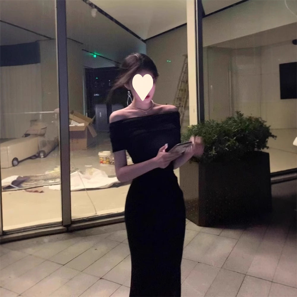 Gao Leng Yujie wore a black one-line neck dress, a woman's summer temperament, slim and slim, and a waist and hip length skirt